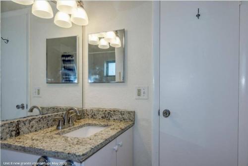 Quiet & Spacious North Palm Beach 2 bed 2 bath in North Palm Beach, USA
