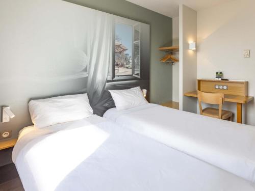 4 twin beds