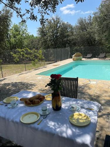 Lac de sainte croix maison en pierre avec piscine - Location saisonnière - Régusse