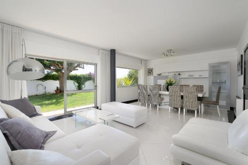 Deluxe 4BDR House W/ Pool by LovelyStay in Sao Sebastiao