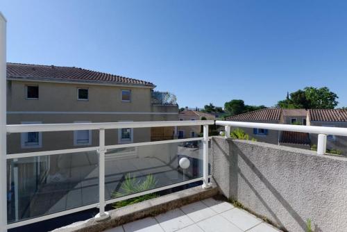Balcony/terrace, Studio avec balcon et garage in Saint-Mitre