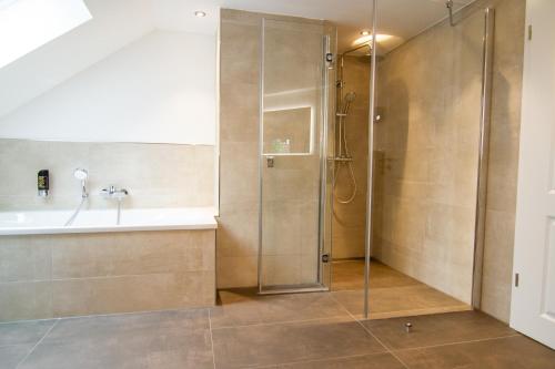 Schiefer Suite Hotel & Apartments - image 5