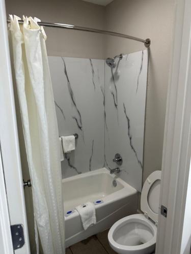 Oakwood Inn - image 6
