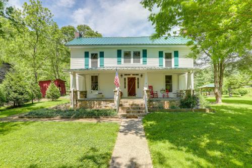 Marshall Cottage on 1895 Tobacco Farm with Hot Tub! in Mars Hill, USA