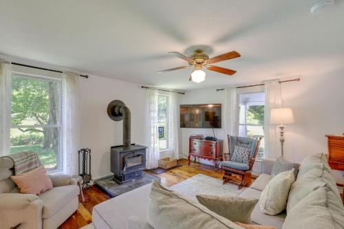 Marshall Cottage on 1895 Tobacco Farm with Hot Tub! in Mars Hill, USA