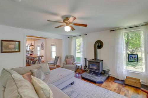 Hot Tub Soaks and Fireside Nights! Marshall Cottage in Marion (NC)