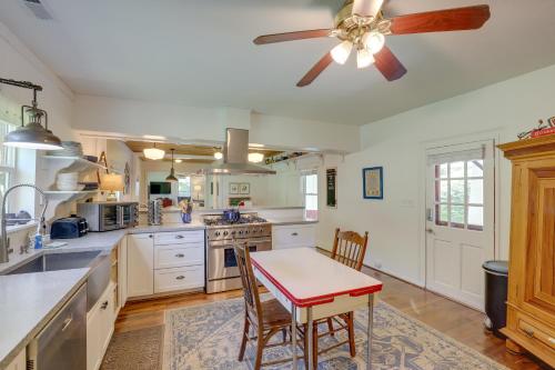 Hot Tub Soaks and Fireside Nights! Marshall Cottage in Marion (NC)