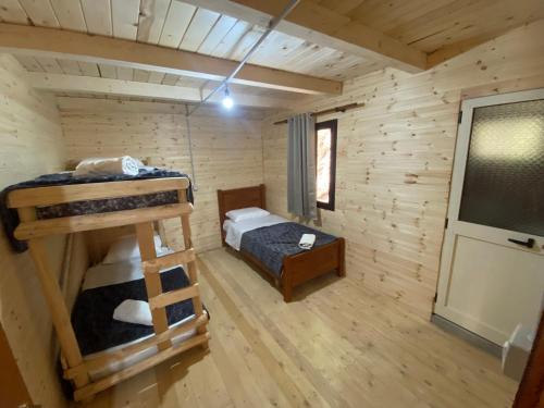 1 twin bed, 1 bunk bed