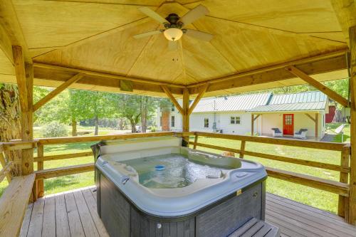 Hot Tub Soaks and Fireside Nights! Marshall Cottage in Marion (NC)