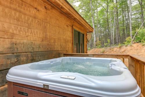Secluded Sevierville Cabin Mtn Views and Hot Tub in Sevierville, USA
