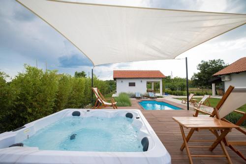 Villa Ena with Pool & Jacuzzi