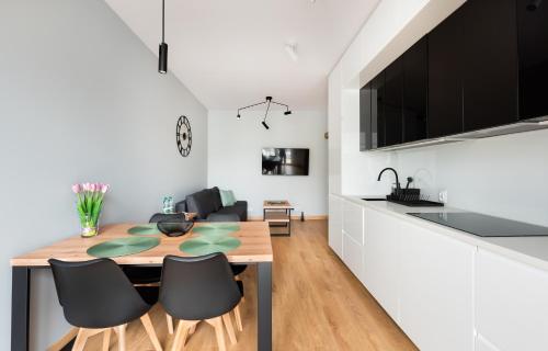 Wola Skwer Sunny Apartment by BookingHost Room Type - Two-Bedroom Apartment