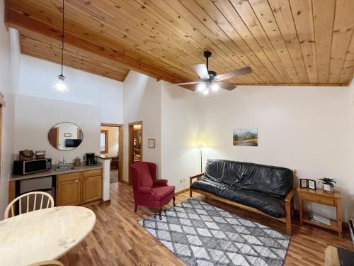 1 king bed, 1 sofa bed