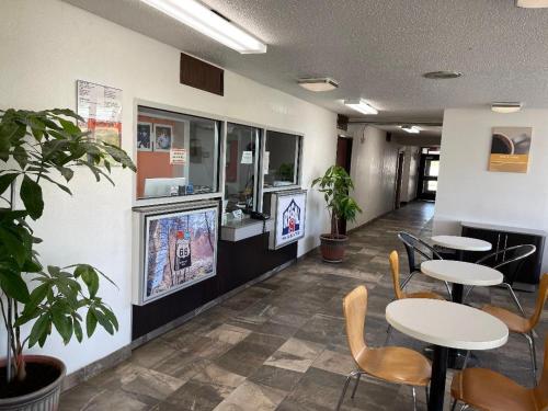 Regal 8 Inn & Suites Regal 8 Inn & Suites