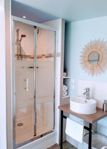 Shower, Le Petit Accent in Saint-Pierre-de-Bailleul