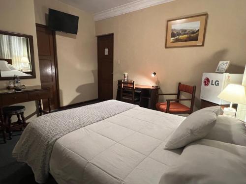 Double Room image 7