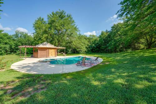 Texas Retreat with Deck, Grill and Spacious Yard!