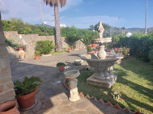  "Quasi al centro storico" ai suoi piedi in Castellabate