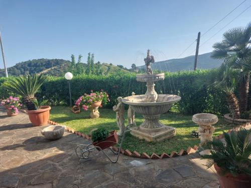  "Quasi al centro storico" ai suoi piedi in Castellabate