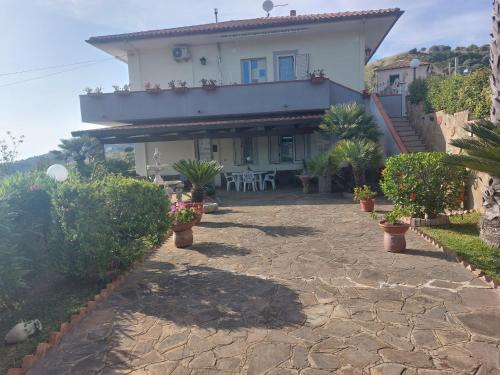  "Quasi al centro storico" ai suoi piedi in Castellabate
