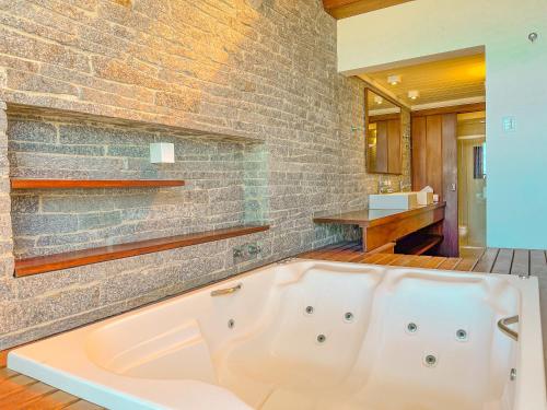Master Suite image 9