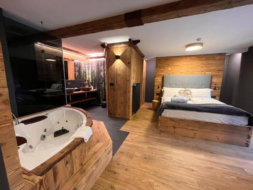 1 queen bed, 1 sofa bed