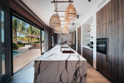 tuin, Kontiki Beach Resort in Marie Pampoen