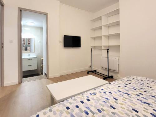 Appartement avec chambre, salle de bains, cuisine et salon