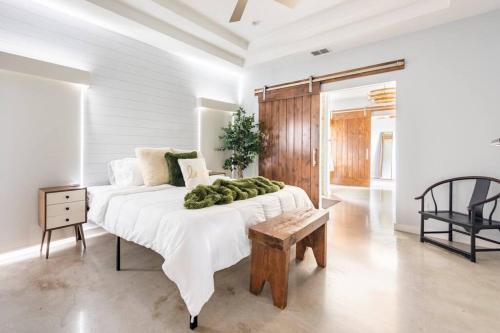 Downtown Modern Farmhouse-Pool- Sleeps 12 near The DoSeum - San Antonio's Museum for Kids
