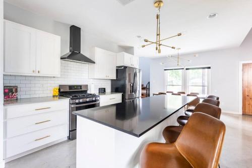 Downtown Modern Farmhouse-Pool- Sleeps 12 near The DoSeum - San Antonio's Museum for Kids