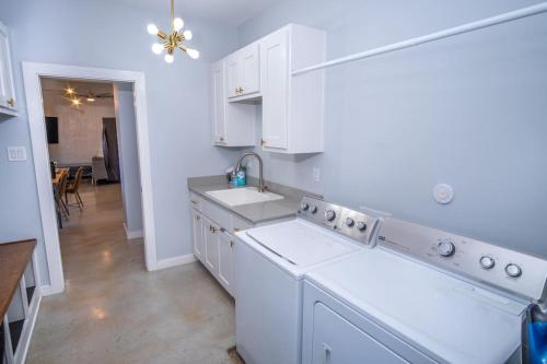 Downtown Modern Farmhouse-Pool- Sleeps 12 in San Antonio, USA