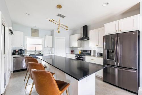 Downtown Modern Farmhouse-Pool- Sleeps 12 near The DoSeum - San Antonio's Museum for Kids