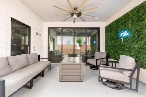 Erkély/terasz, Downtown Modern Farmhouse-Pool- Sleeps 12 near The DoSeum - San Antonio's Museum for Kids