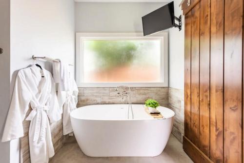 Downtown Modern Farmhouse-Pool- Sleeps 12 near The DoSeum - San Antonio's Museum for Kids