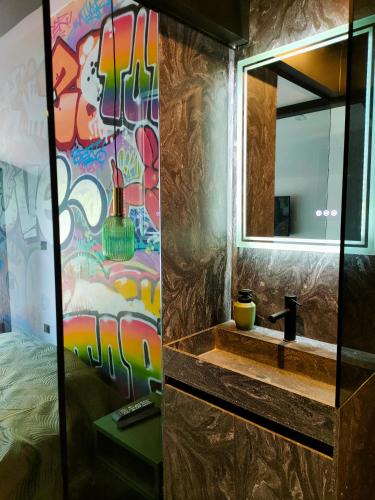 حمام, Chambre Street Art in Route de Scoorts