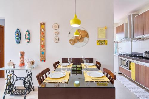 Dois Quartos, Sacada com Churrasqueira, a 400 MTS do Projeto Tamar e 800 MTS do Aquário