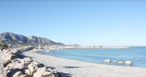 Appartement Cosy Avec Terrasse Parking Proche Plages et Calanques