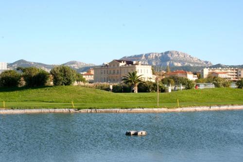 Appartement Cosy Avec Terrasse Parking Proche Plages et Calanques