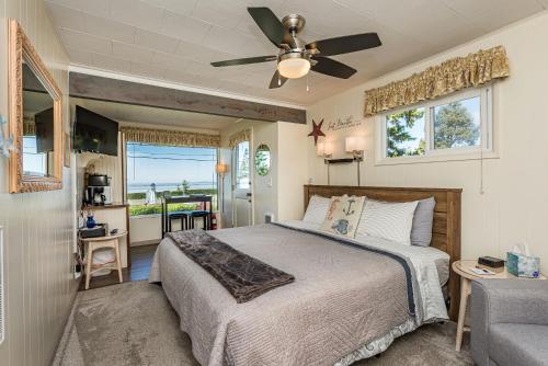 Juan de Fuca Waterfront Hotel & Cottages - 전망