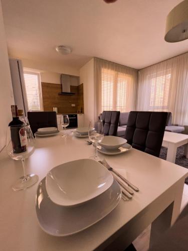 Elegant Escape Apartment I - City Centre & Free Parking, Братислава (фото 3)
