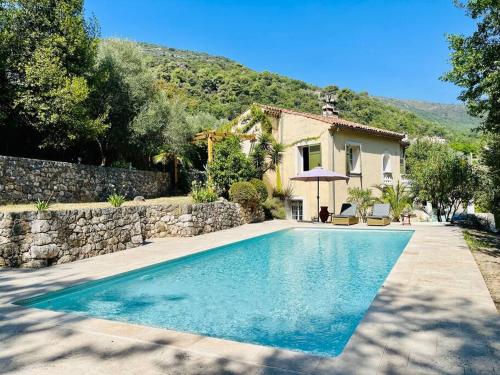 Villa dans écrin de verdure avec sa grande piscine