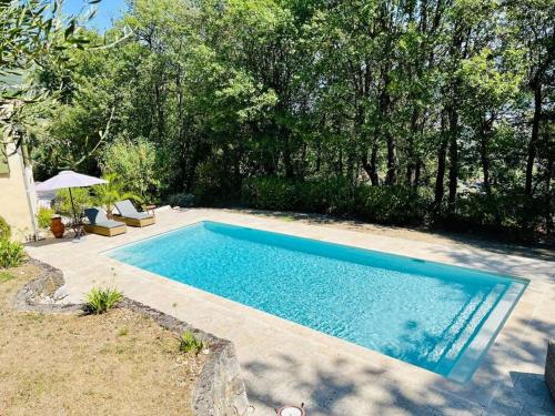 Villa dans écrin de verdure avec sa grande piscine