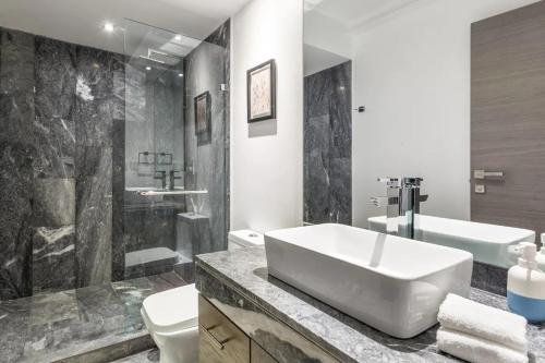 Uppermost 3BR, Gym, Roofgarden. Socrates