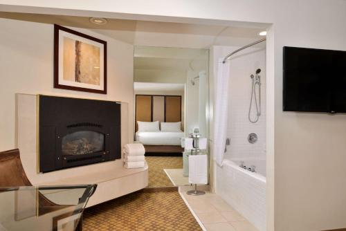 King Room with Fireplace and Spa Bath