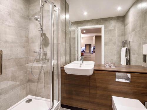 Bathroom, Aparthotel Adagio London Sutton Point in Croydon