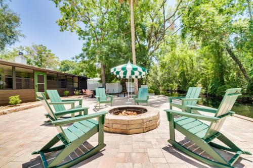 Chateau Relaxo Homosassa Riverfront Cottage! in Homosassa, USA