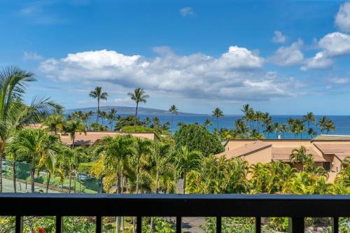 Beautifully remodeled ocean view condo in Wailea WE27B