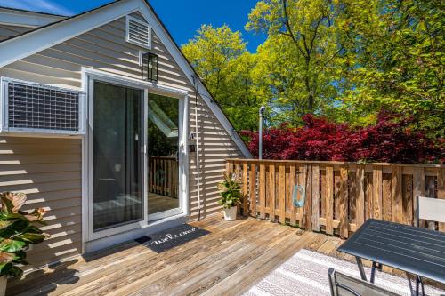 Elegance at Huntington Spacious Family Apt Yard in Huntington Station