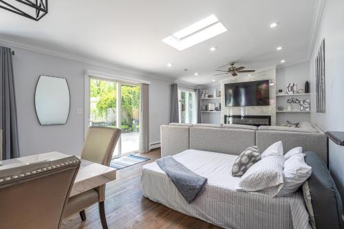 Elegance at Huntington Spacious Family Apt Yard in Huntington Station