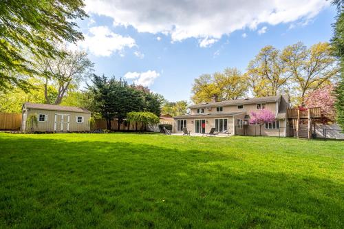 Elegance at Huntington Spacious Family Apt Yard in Huntington Station